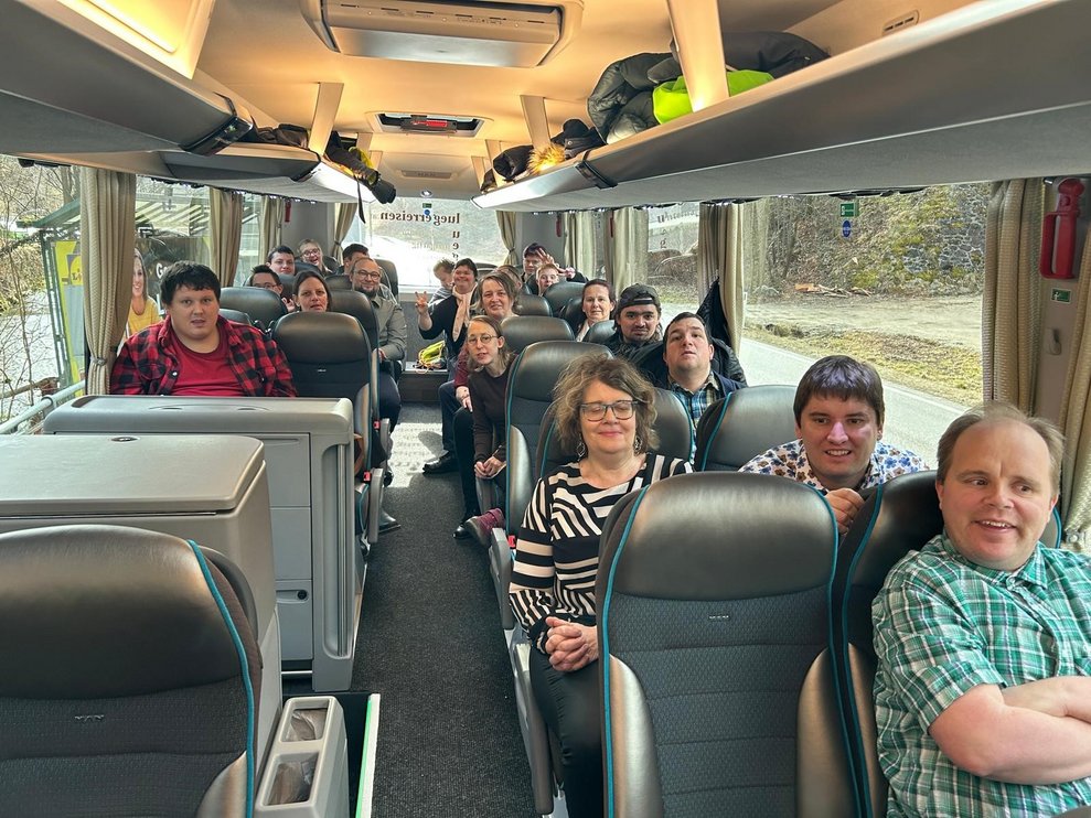 Eine Gruppe Personen fährt mit einem Reisebus