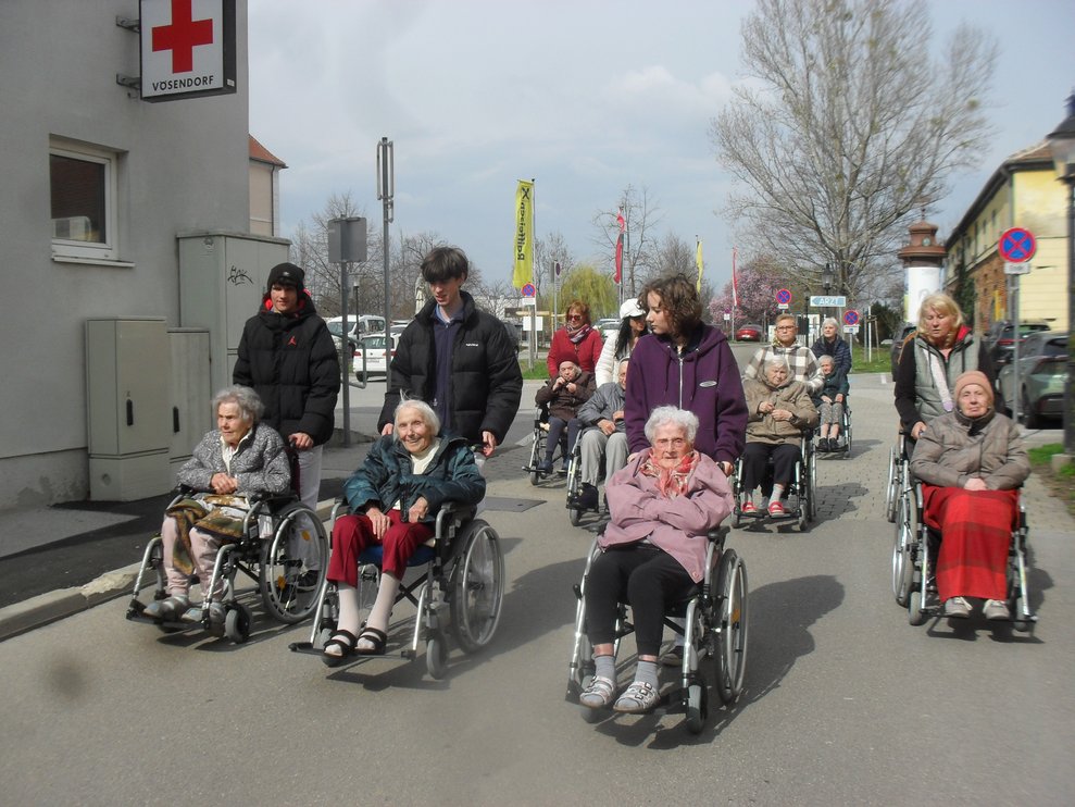 Unsere Zivildiener, FSJ und Ehrenamtlichen machten mit unsern BewohnerInnen einen Spaziergang durch Vösendorf.
