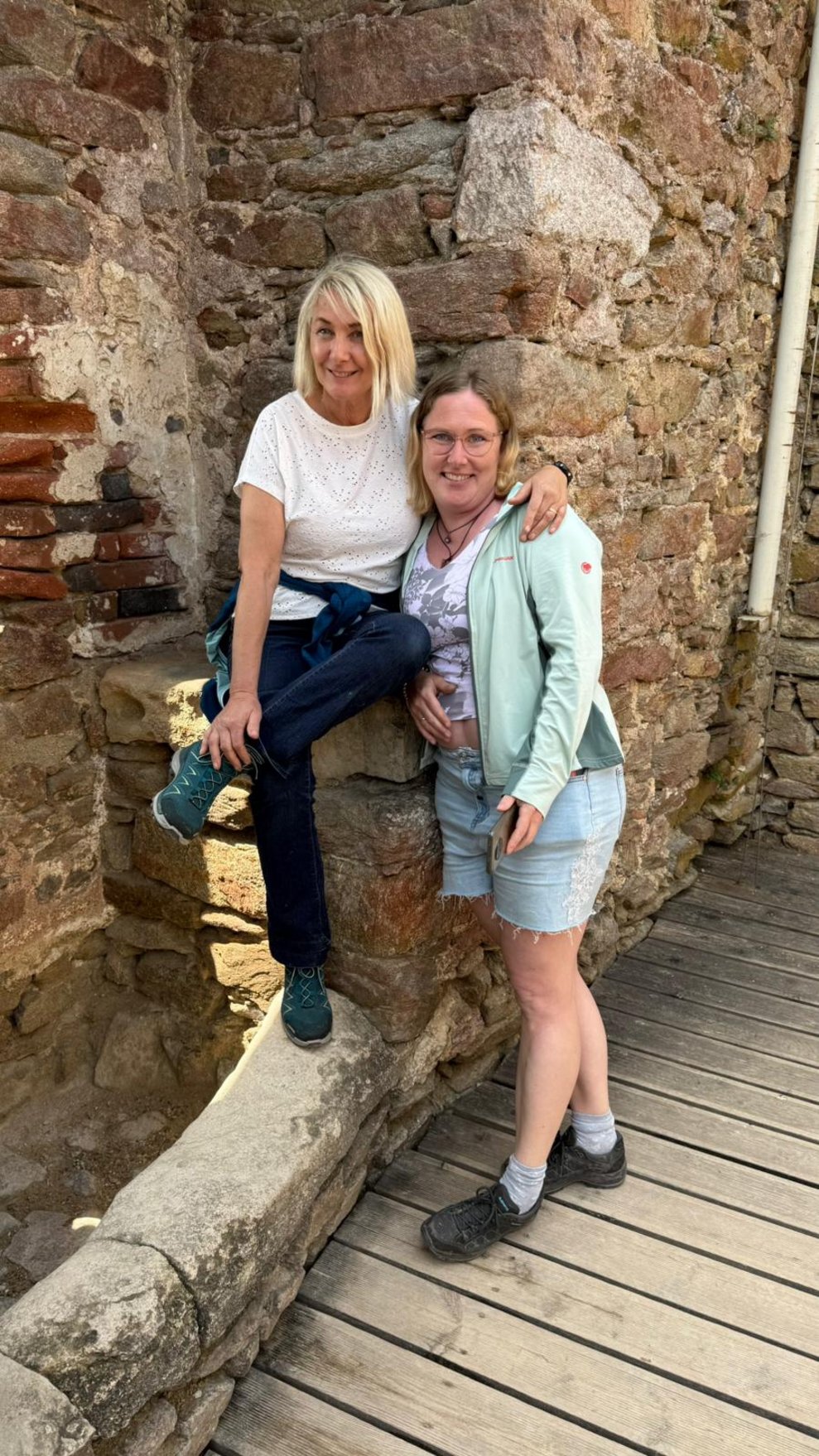 Zwei Frauen in der Burg