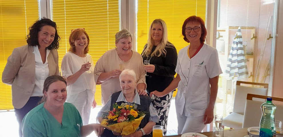 Frau Marianne Baumgartner im Kreis der Gratulantinnen.