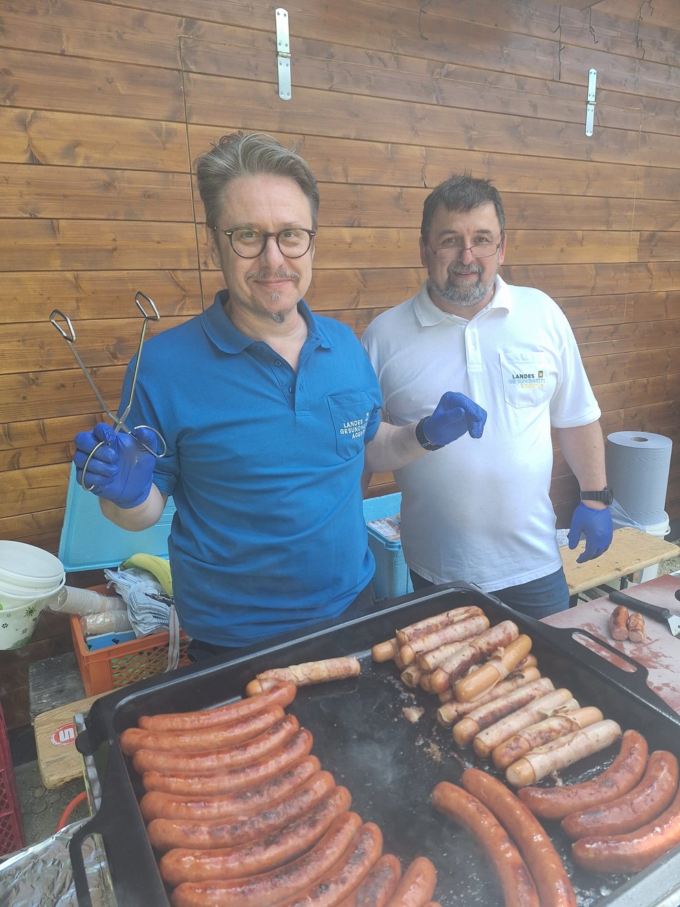 Bernhard Lackner vom Küchenteam und unser Haustechniker Roman Spitzer sorgen heute für das leibliche Wohl.