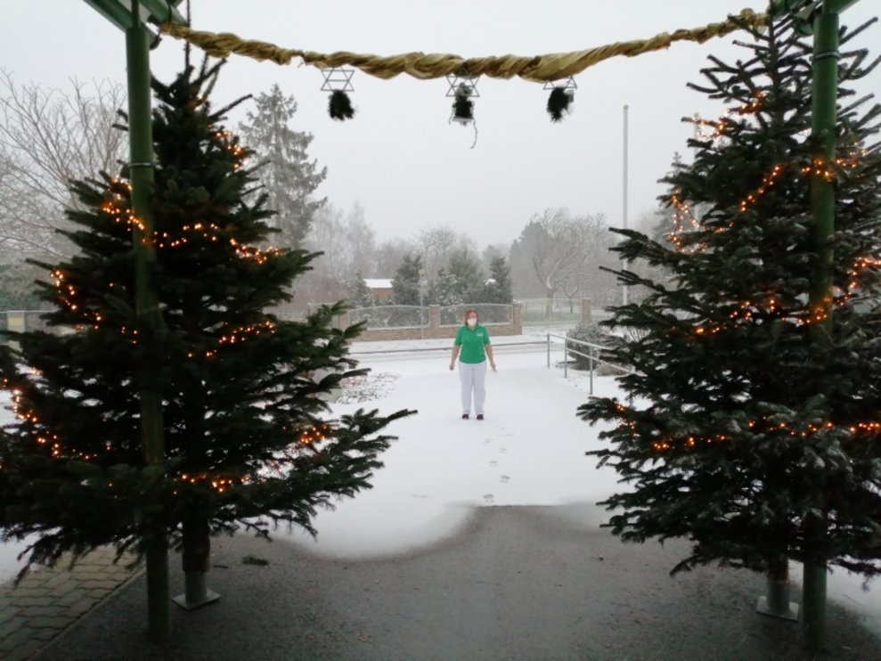 Eine Betreuerin steht im Schnee.
