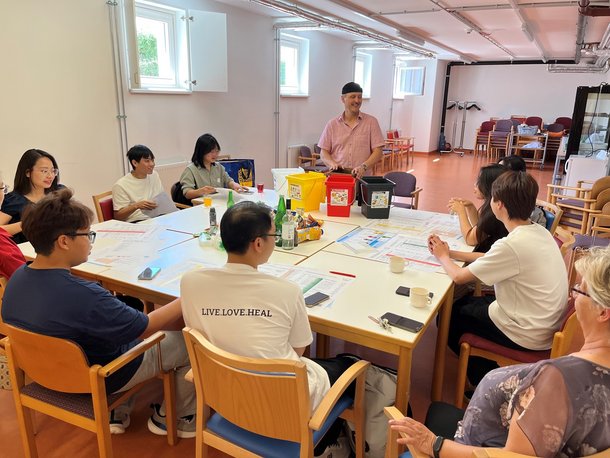 Praktikanten bei der Schulung