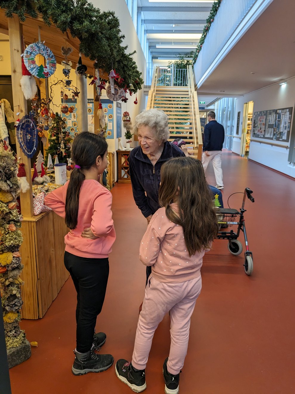 Die Kinder plaudern mit einer Bewohnerin.