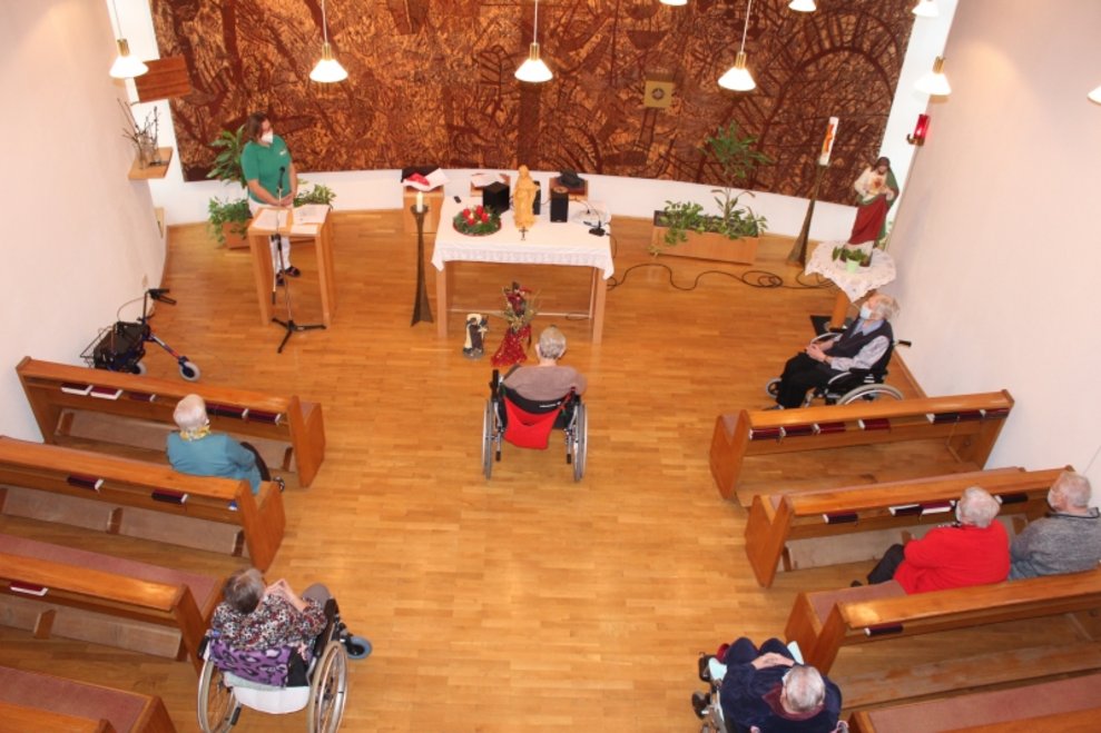 BewohnerInnen sitzen in der Kapelle.