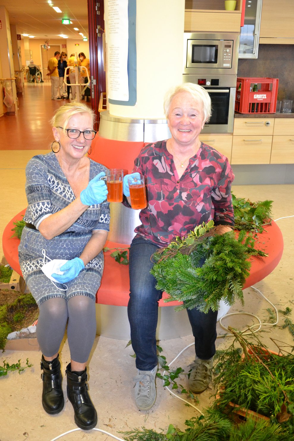 Unsere ehrenamtlichen Mitarbeiterinnen Christa und Gertrude genehmigen sich ein kleines Päuschen zwischendurch.