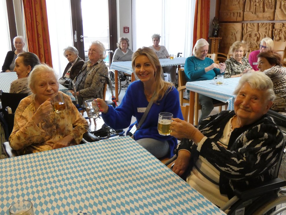 Bewohnerinnen und Mitarbeiter beim Oktoberfrest