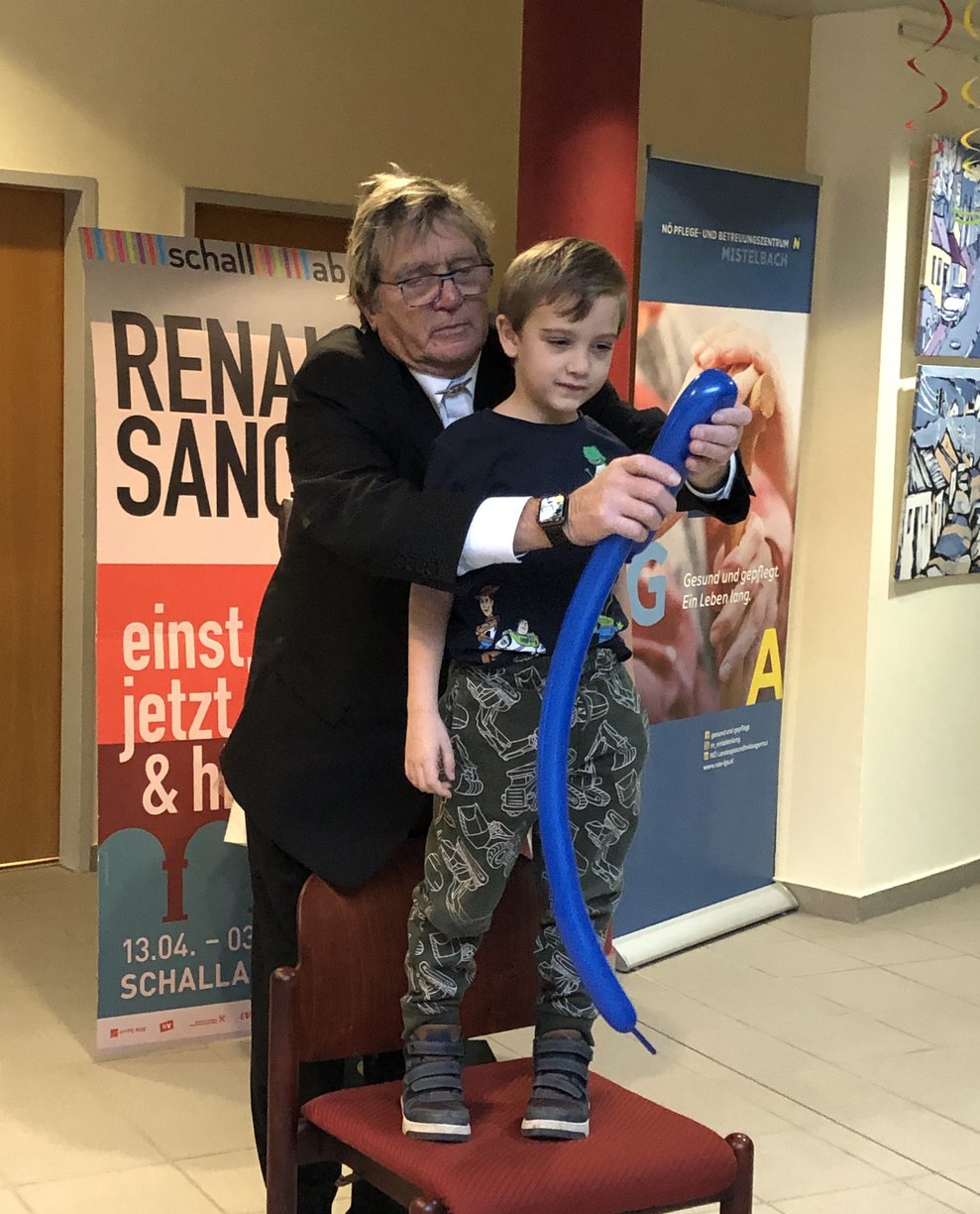 Der Zauberer und ein Junge.