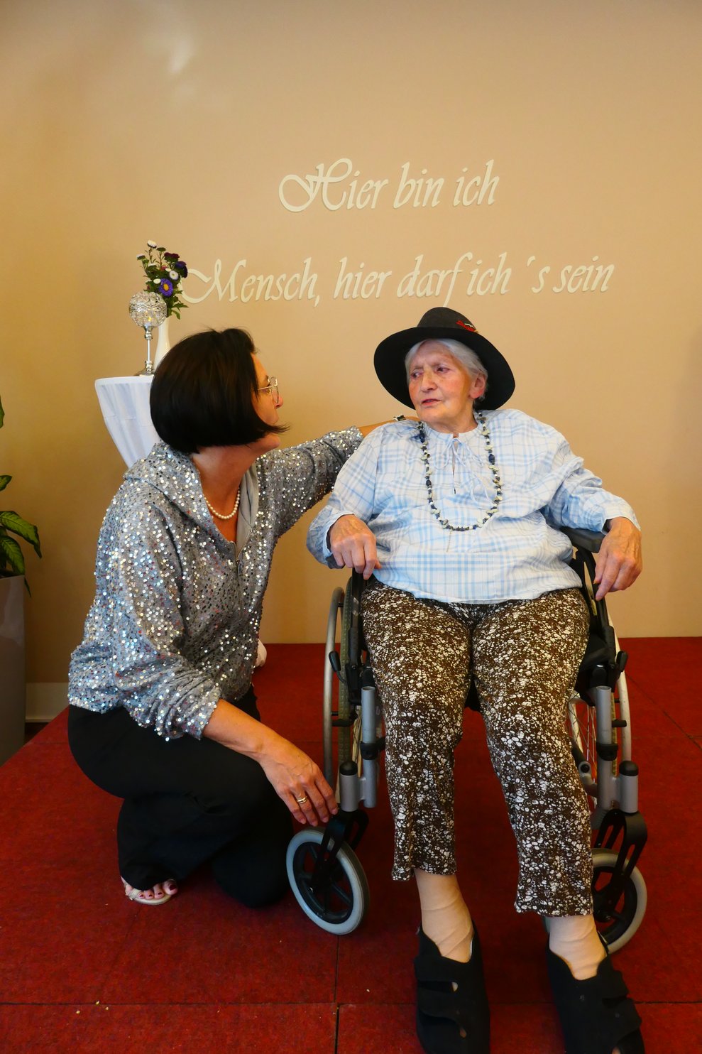 Zwei Damen auf der Bühne