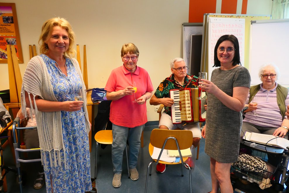 Mit Sekt wurde auf Frau Moser angestossen.