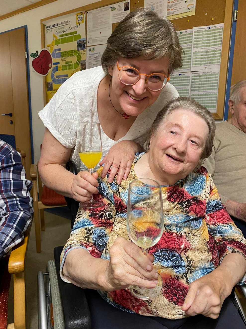 wir stoßen auf die Muttis, Väter, Omas und Opas an