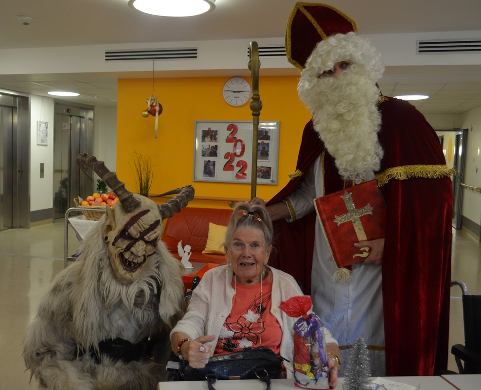 Bewohnerin mit hl.Nikolaus und Perchte