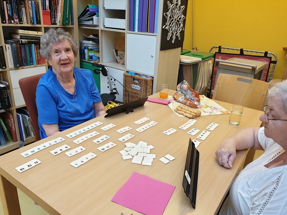 Bewohnerinnen spielen Rummy.