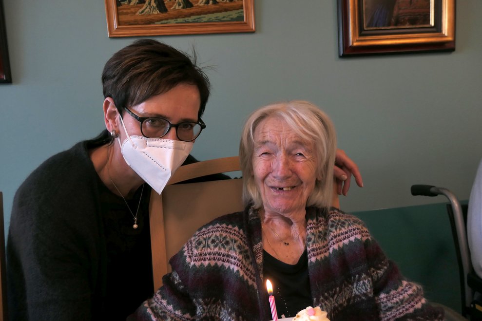 Zwei Damen mit einem Stück Torte.
