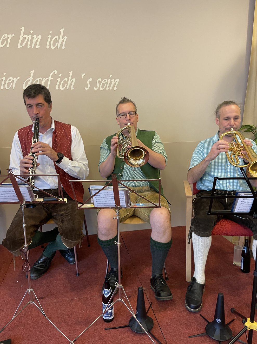 2 Musiker mit Trompeten, einer mit Klarinette 