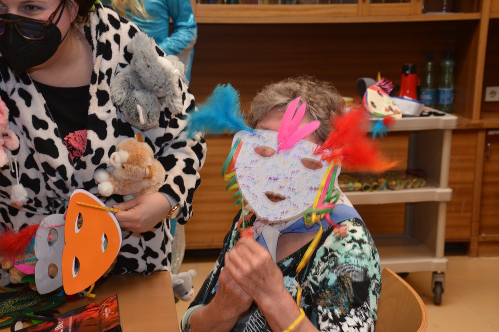 Die selbst gestalteten Masken der BewohnerInnen kommen auch zum Einsatz.