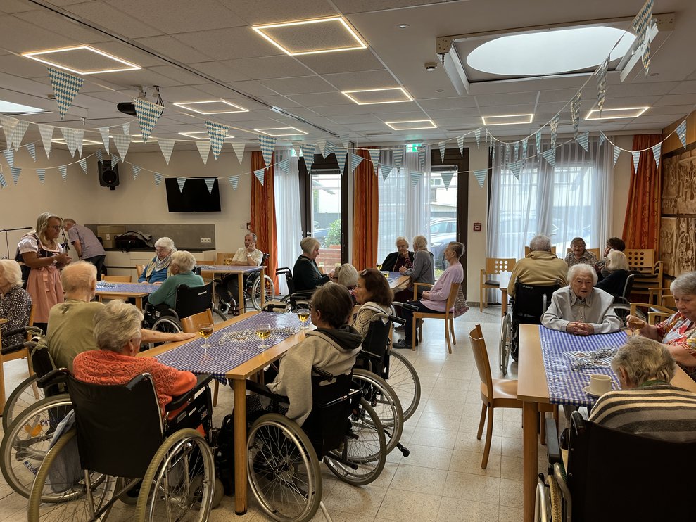 Veranstaltungsraum mit Menschen