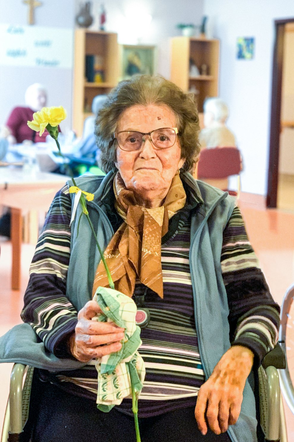 Frau mit Blume