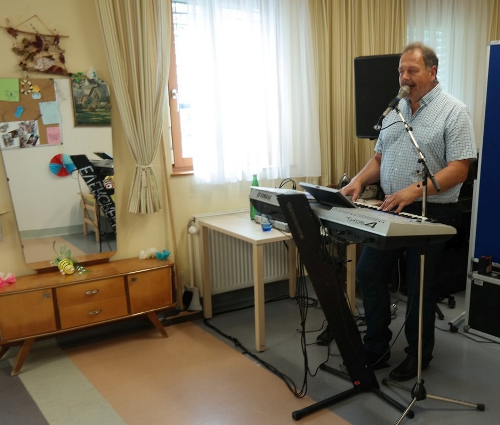 Ein Mann spielt auf einem Keyboard.