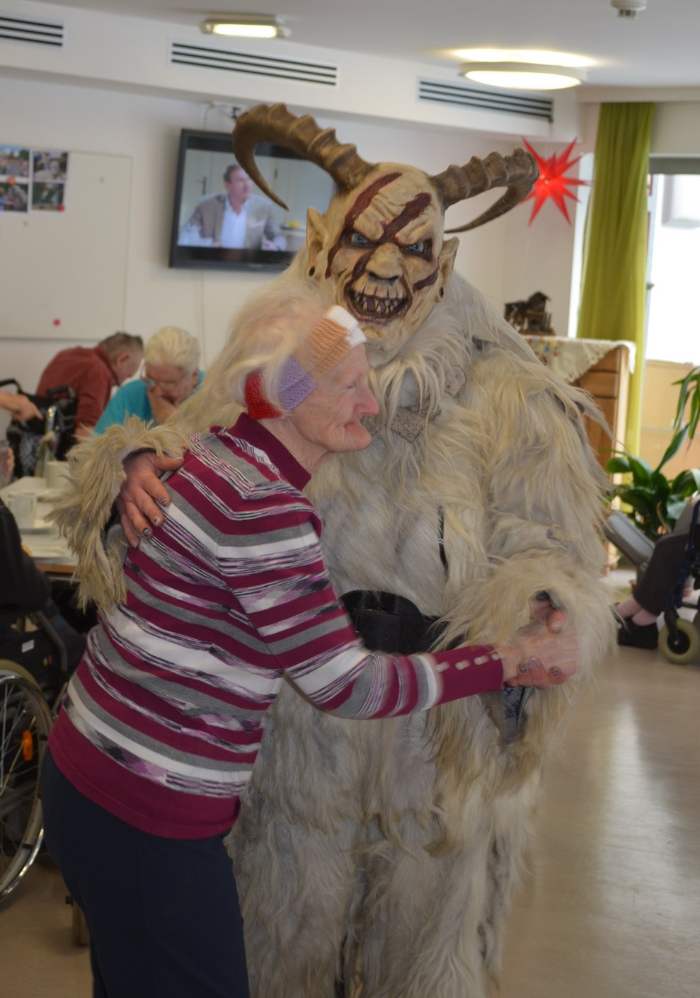 Perchte tanzte mit Bewohnerin