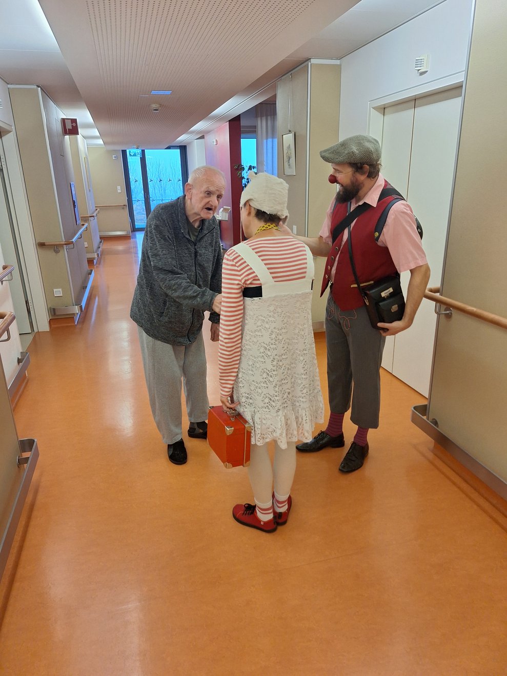 Herr Kerschbaumer wird am Gang von den Roten Nasen überrascht.