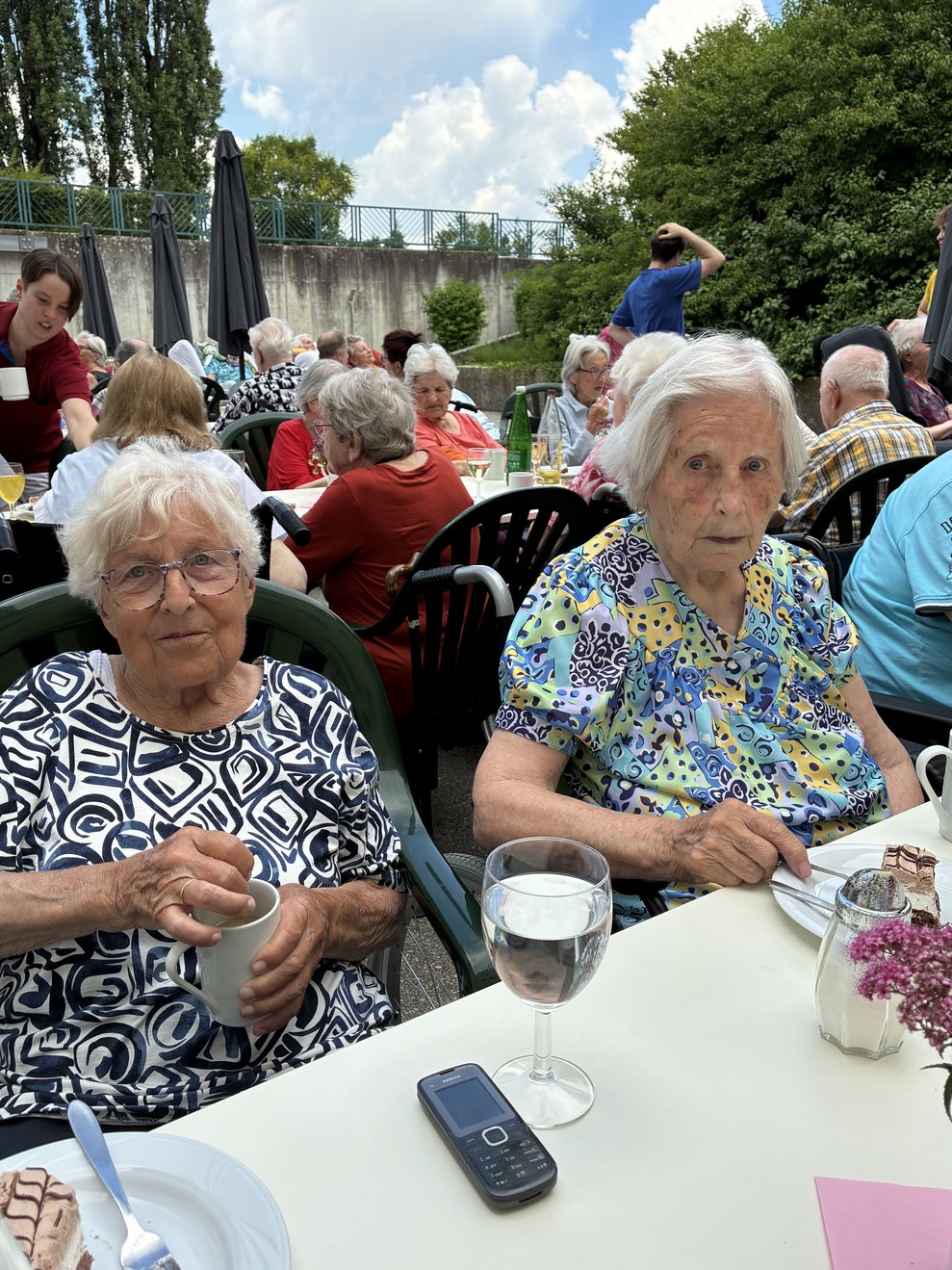 alte Menschen freuen sich