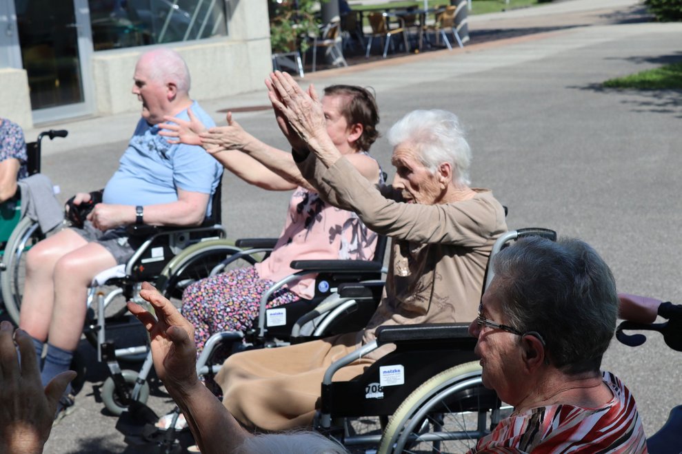 Turnstunde im Freien