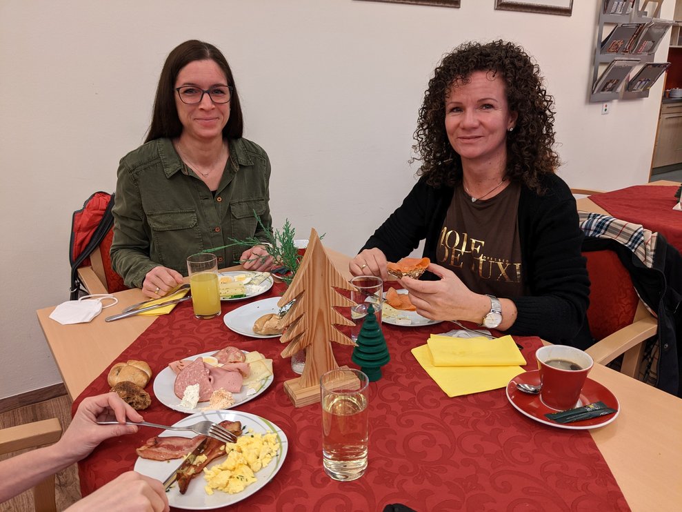 Zwei Damen am Frühstückstisch.