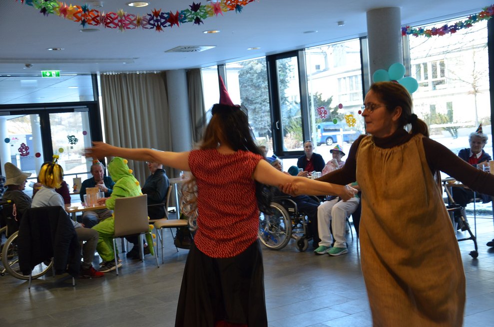 Zwei Damen auf der Tanzfläche.