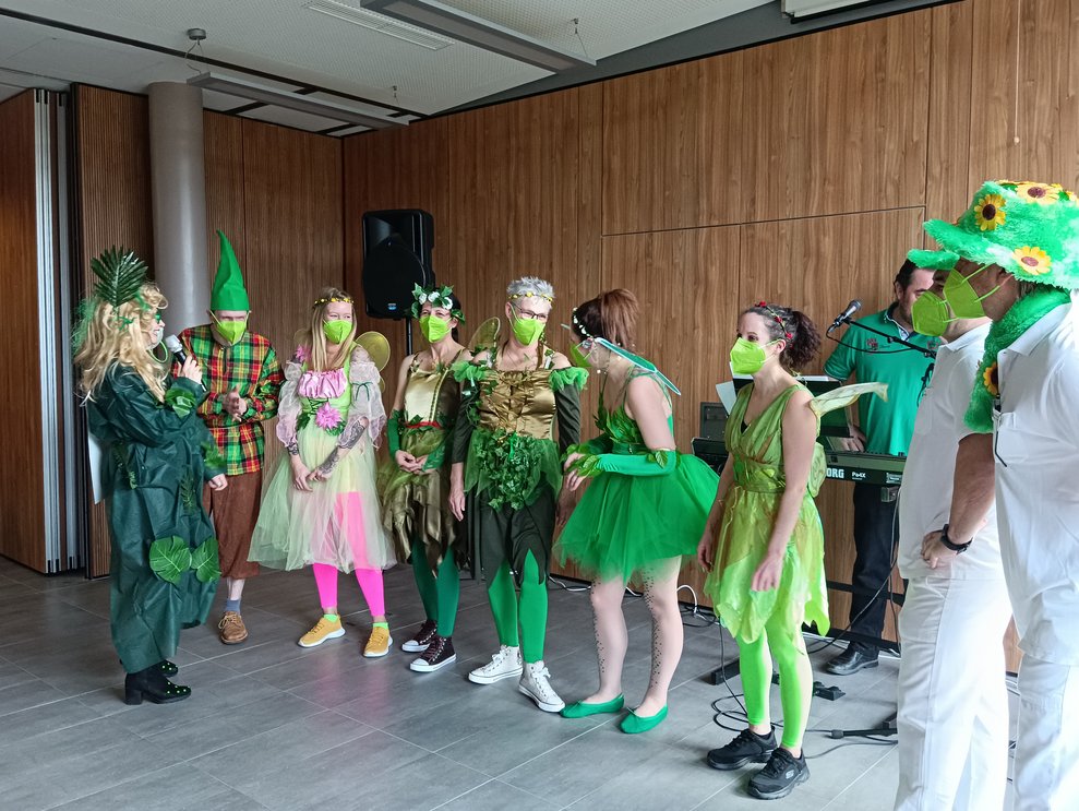 Schwungvoll zur Musik und choreographisch fast perfekt zu Macarena.