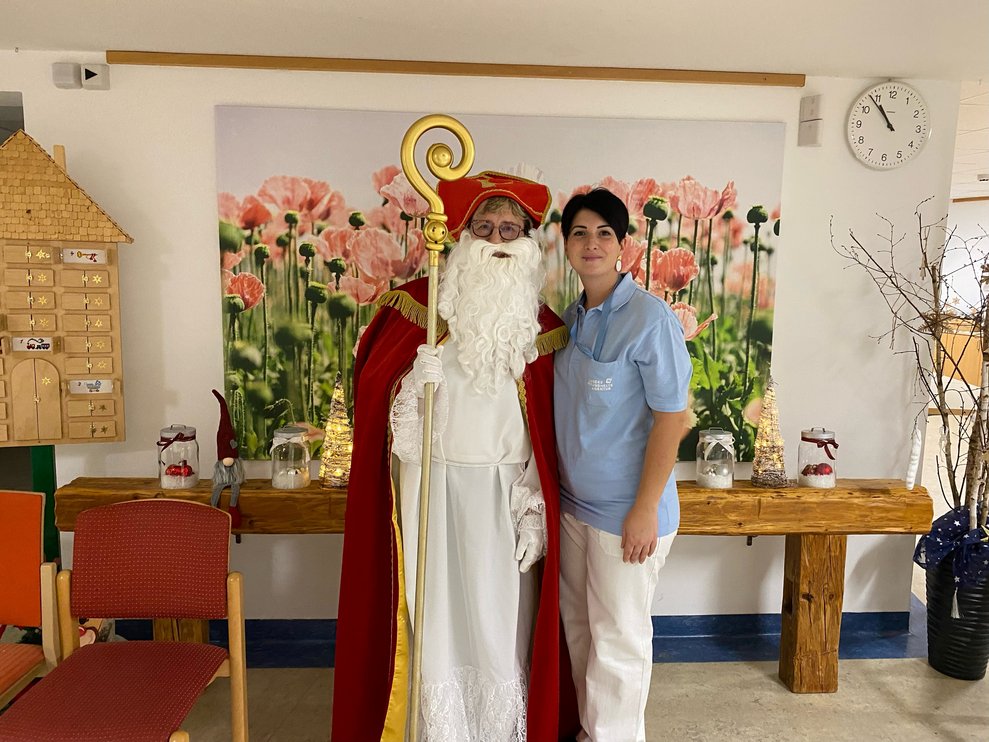 der Nikolaus wird heute von Julia durchs Haus begleitet