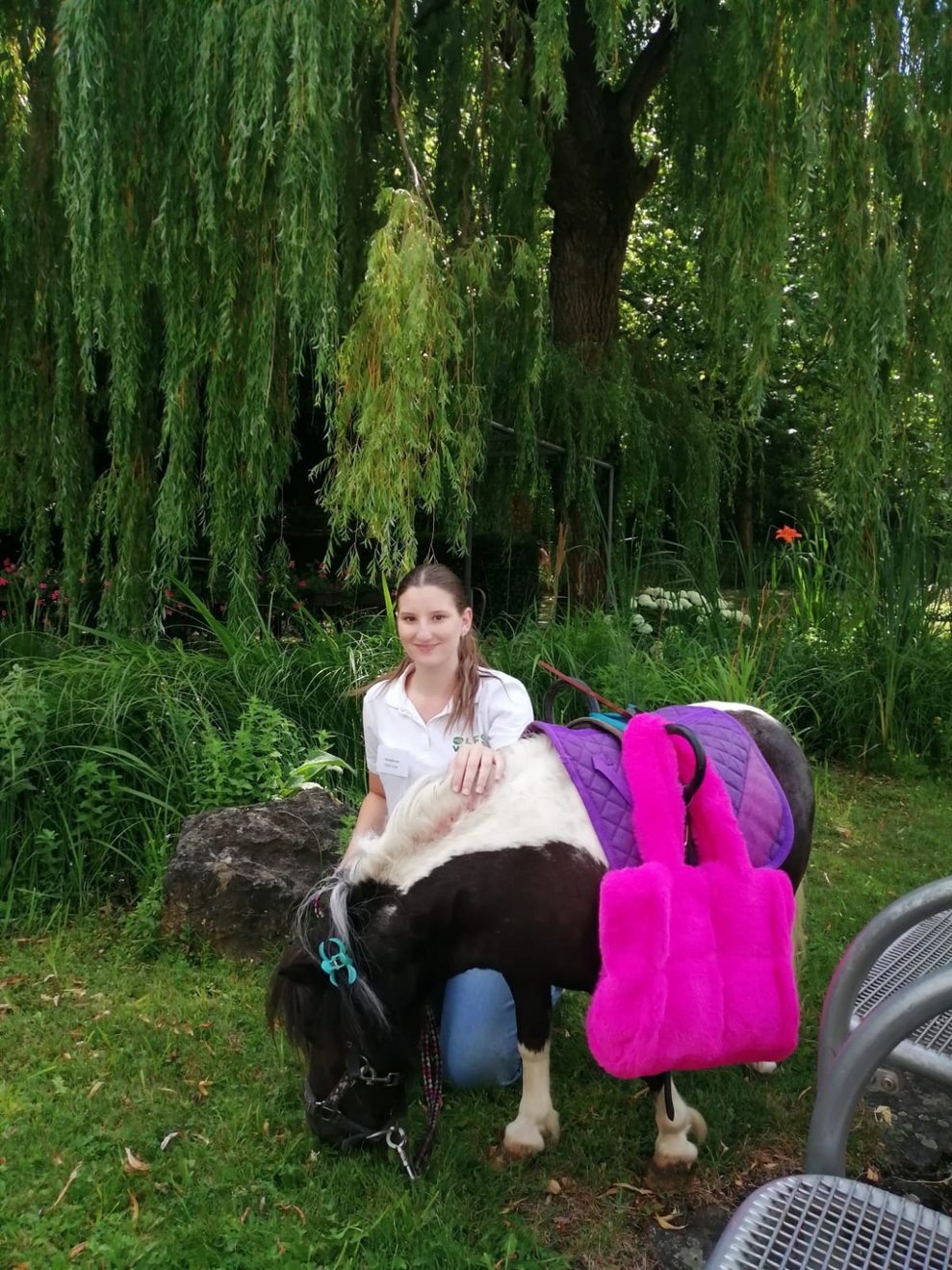 Carina Posch mit dem Therapie-Pony