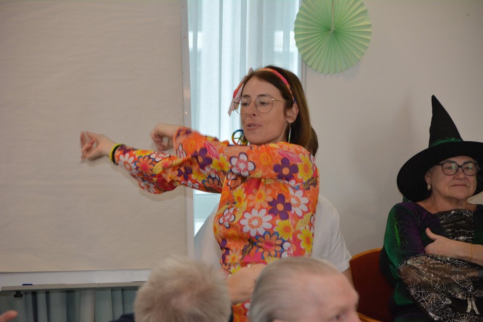 Alltagsbegleiterin tanzt.