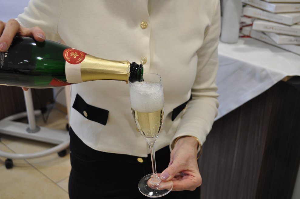 Sekt wird in ein Glas eingeschenkt