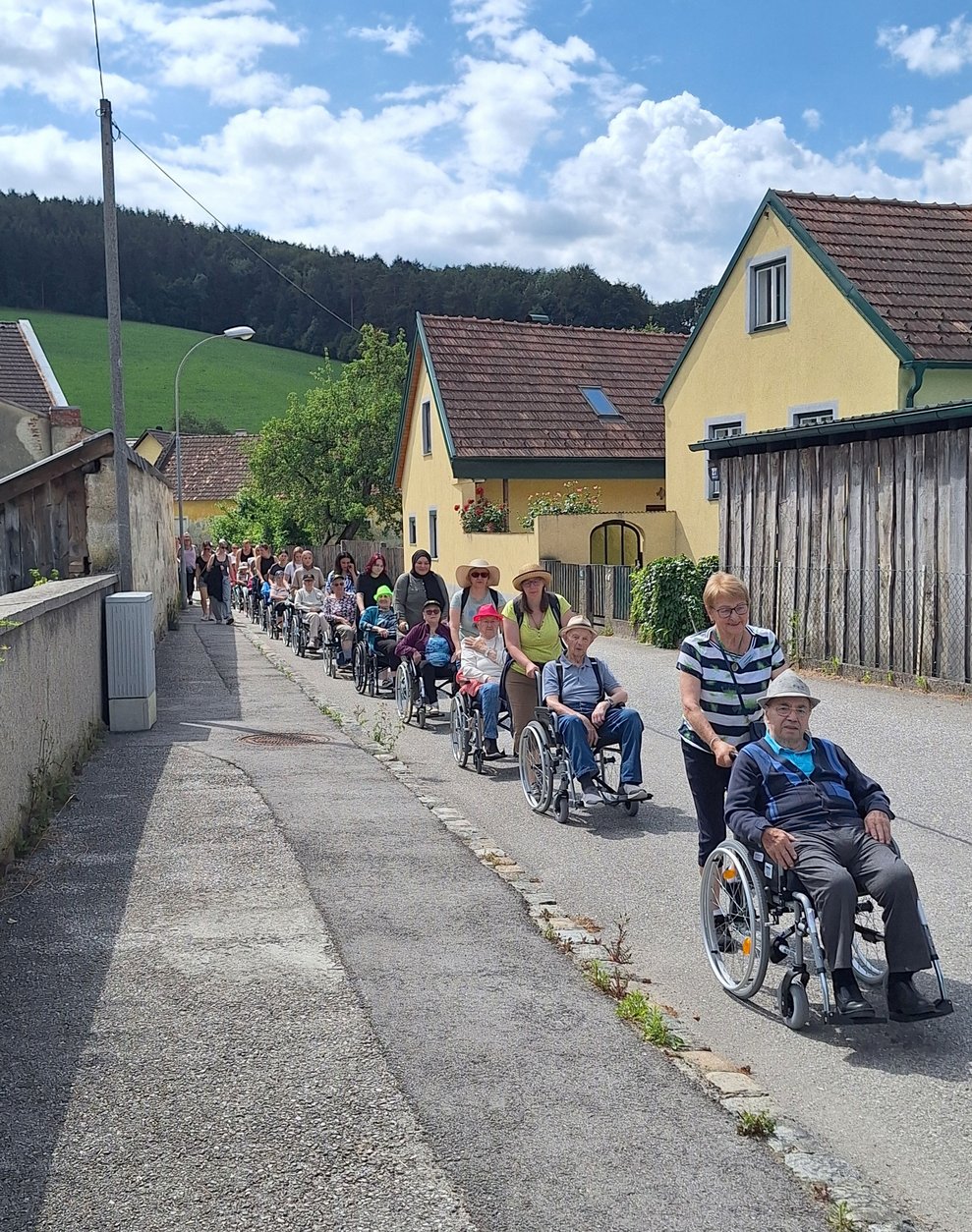 Man sieht so manchen Vorhang in den Häusern wackeln. Unsere große Gruppe erregt natürlich Aufmerksamkeit.