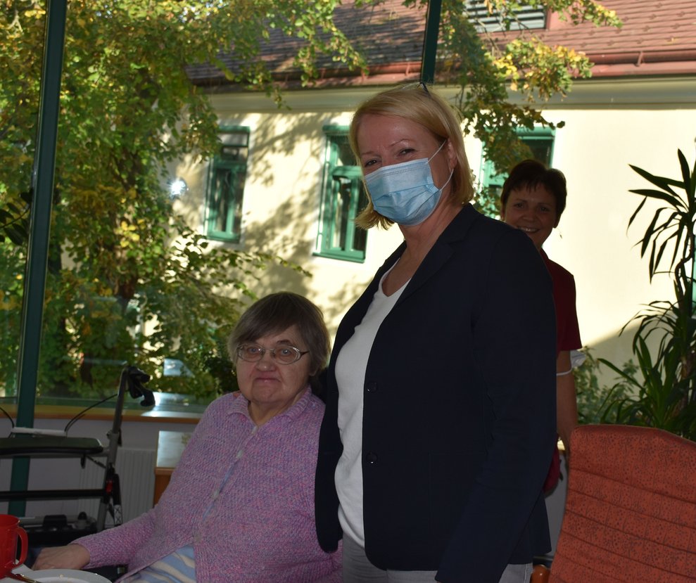 Frau Riener Theresia feiert den 68. Geburtstag.