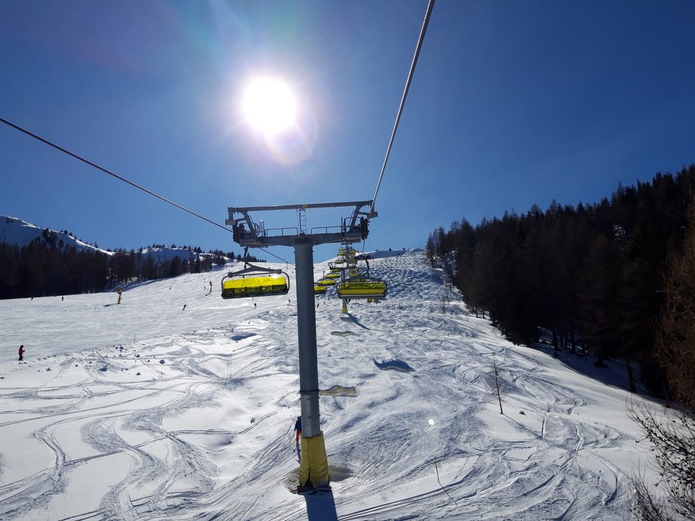 Skilift und Piste.