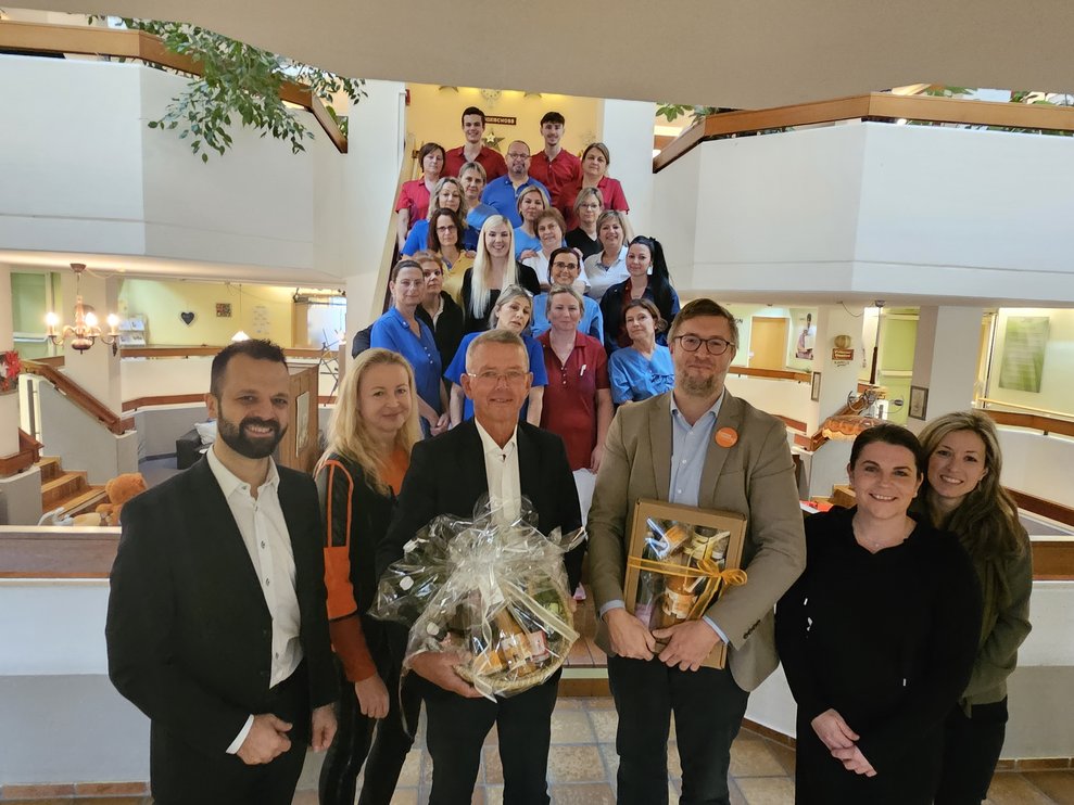 Das Team Gesundheit Thermenregion verabschiedete Direktor RegR. Wolfgang Zorn und begrüßte Dipl. KH-BW Johannes Salaban-Hofer, BA MA als neuen kaufmännischen Direktor (interimistisch).