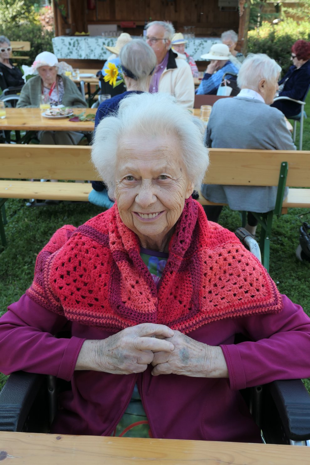 Eine Frau mit Wolldecke im Freien.