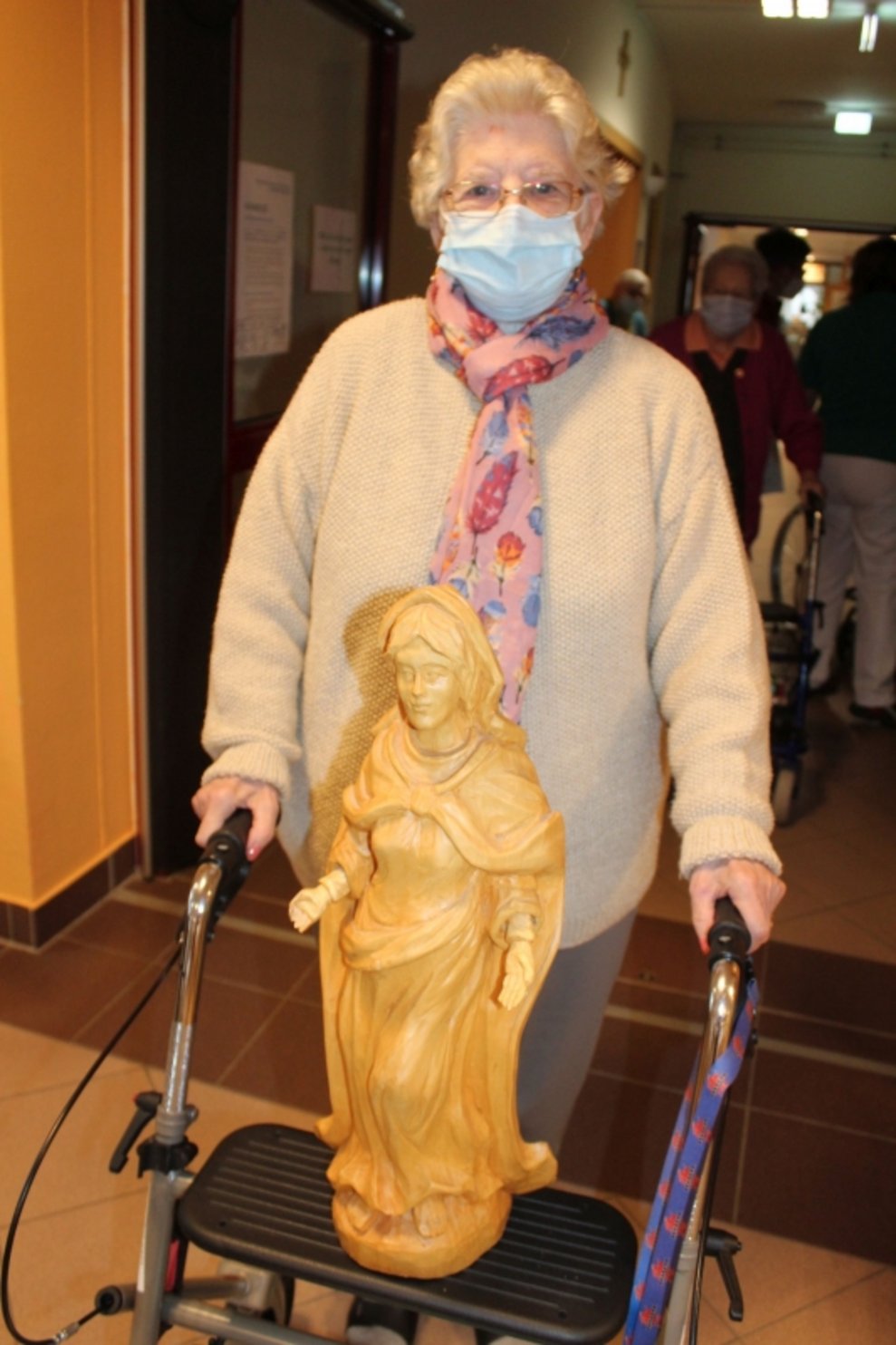 Eine Bewohnerin mit einer Mutter-Gottes-Figur.