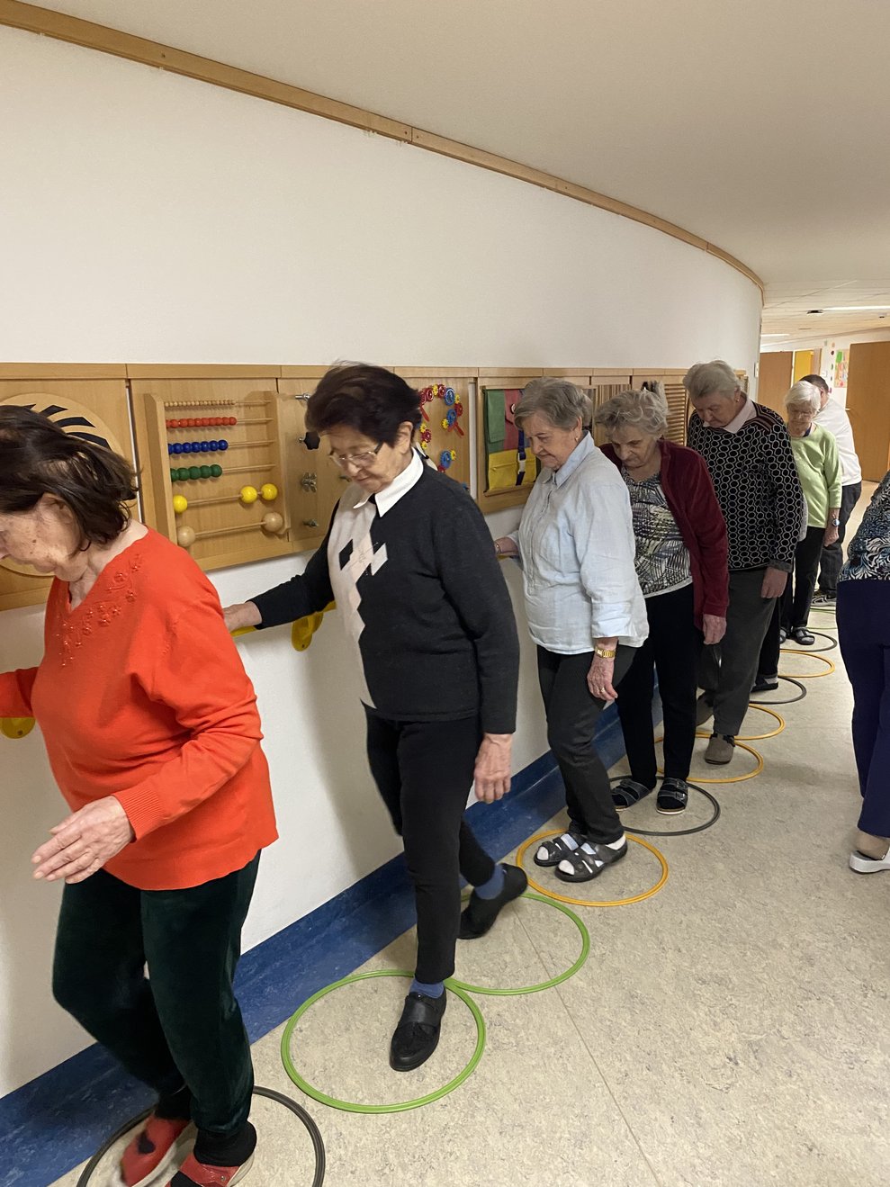 die Bewohnerinnen sind konzentriert auf die Übungen