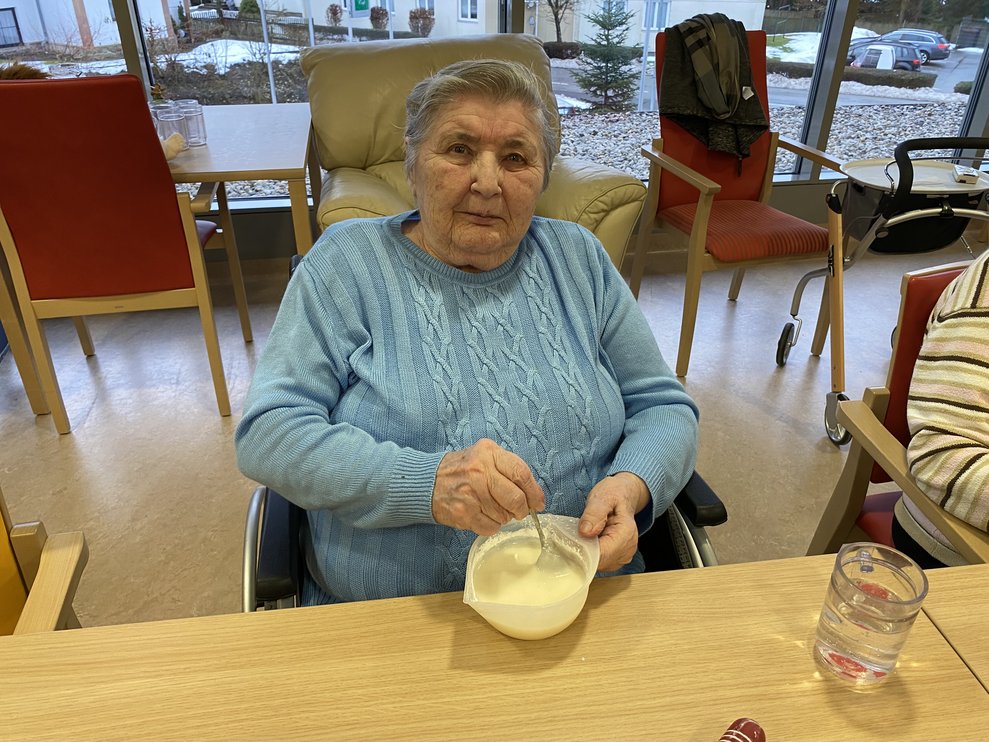 Frau Hanisch rührt die Zitronenglasur...