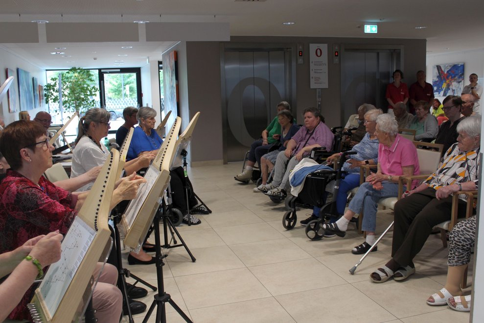 Auf diese Weise kann auch ein musikalischer Laie unmittelbar ein Musikstück spielen, indem er die untereinander verbundenen Noten in der vorgegebenen Reihenfolge zupft.