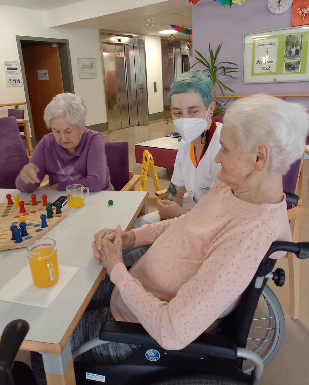 Bewohnerin beim Spielen