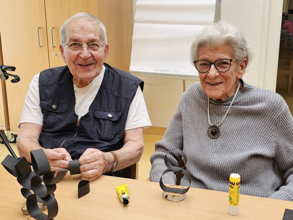 Herr und Frau K. unterstützten sich gegenseitig bei der Gestaltung der Osterhasen.