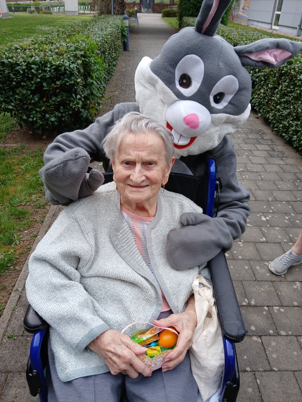 Frau mit verkleideter Person