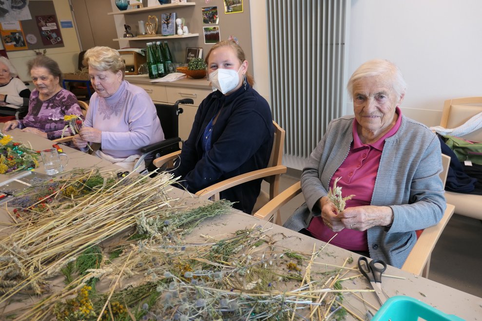 Fünf Frauen mit dem Material für die Erntedanksträußchen.