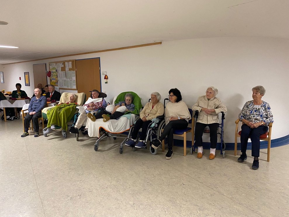 viele Bewohnerinnen und Bewohner besuchen das Fest