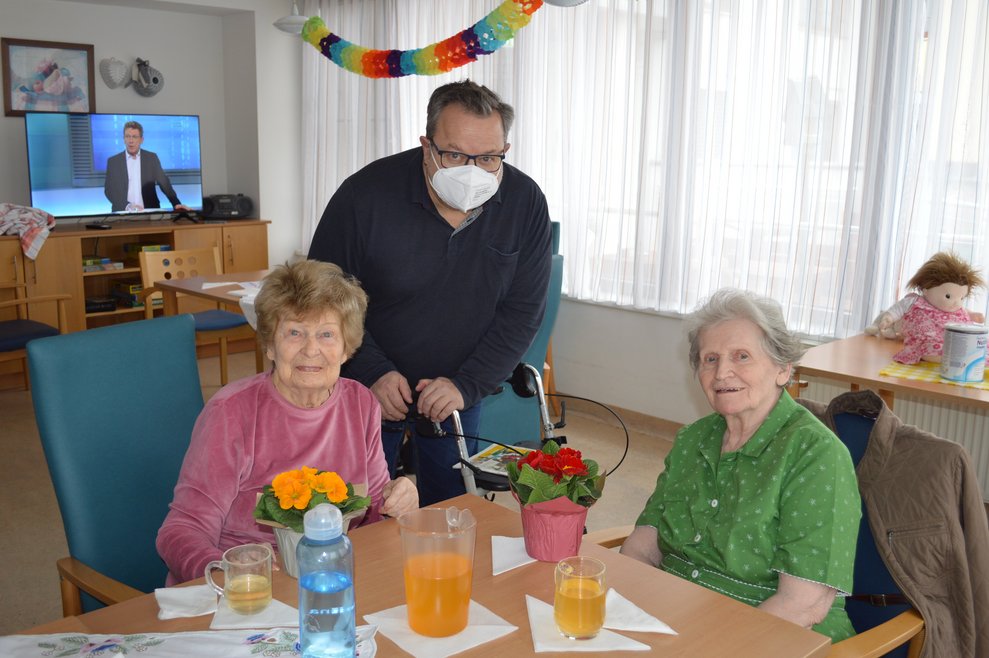 Dir. Strozer mit zwei Bewohnerinnen