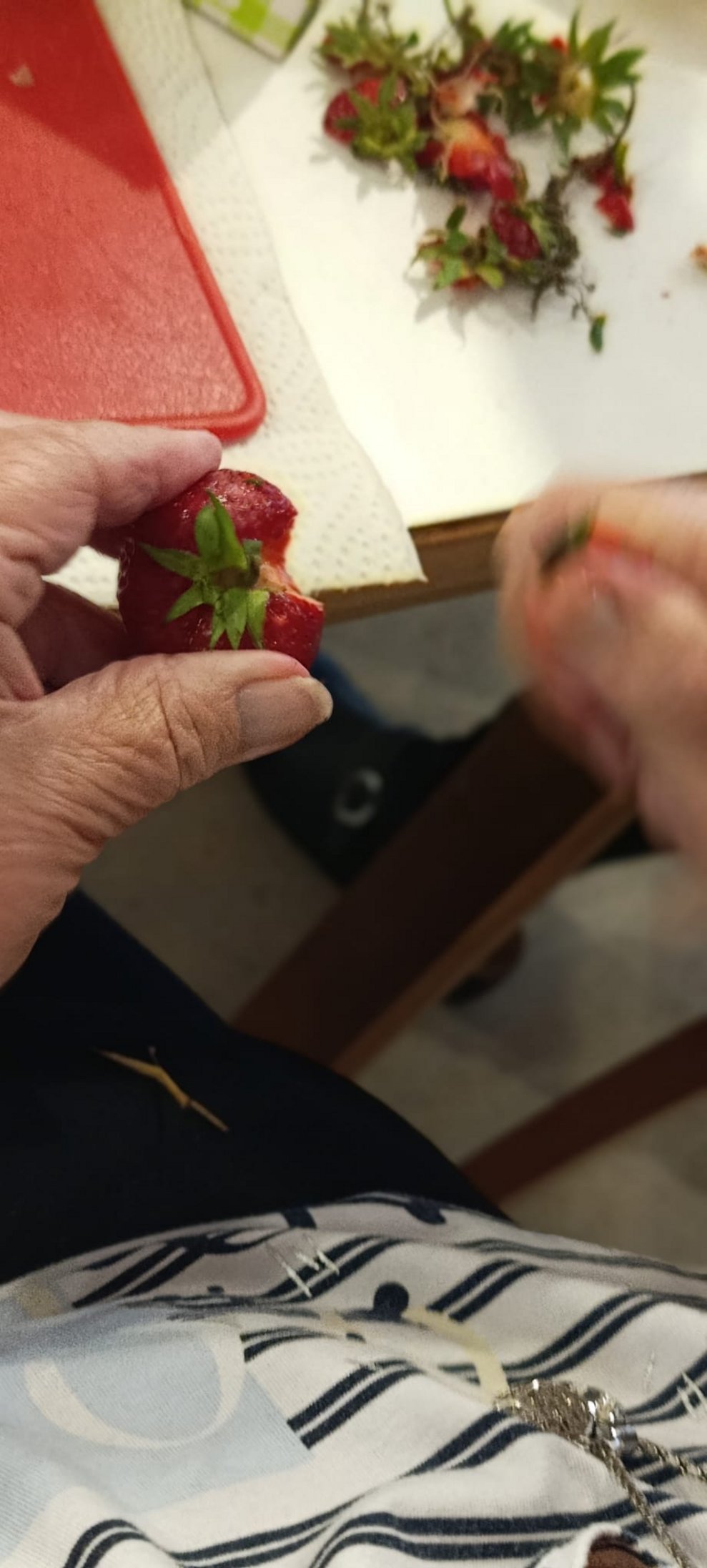 Finger halten Erdbeere.